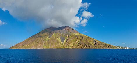 Sep 3, 26 - Sailing in front of Stromboli